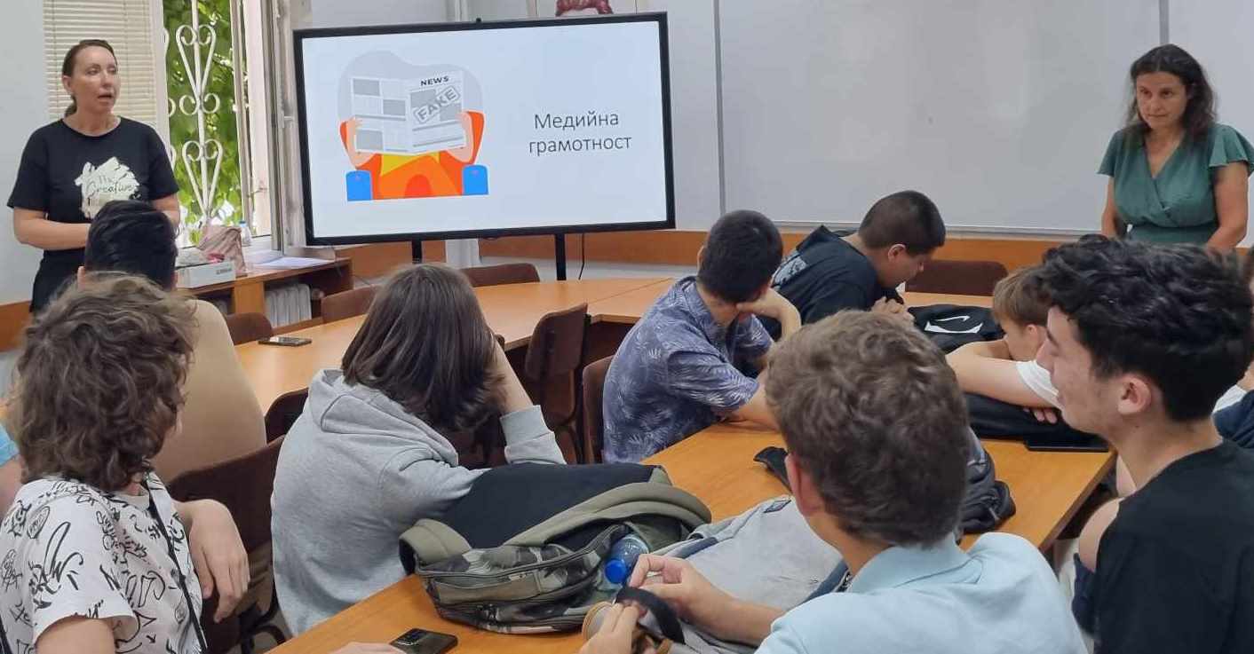 Младежка мрежа за проверка на факти се бори срещу дезинформацията в интернет